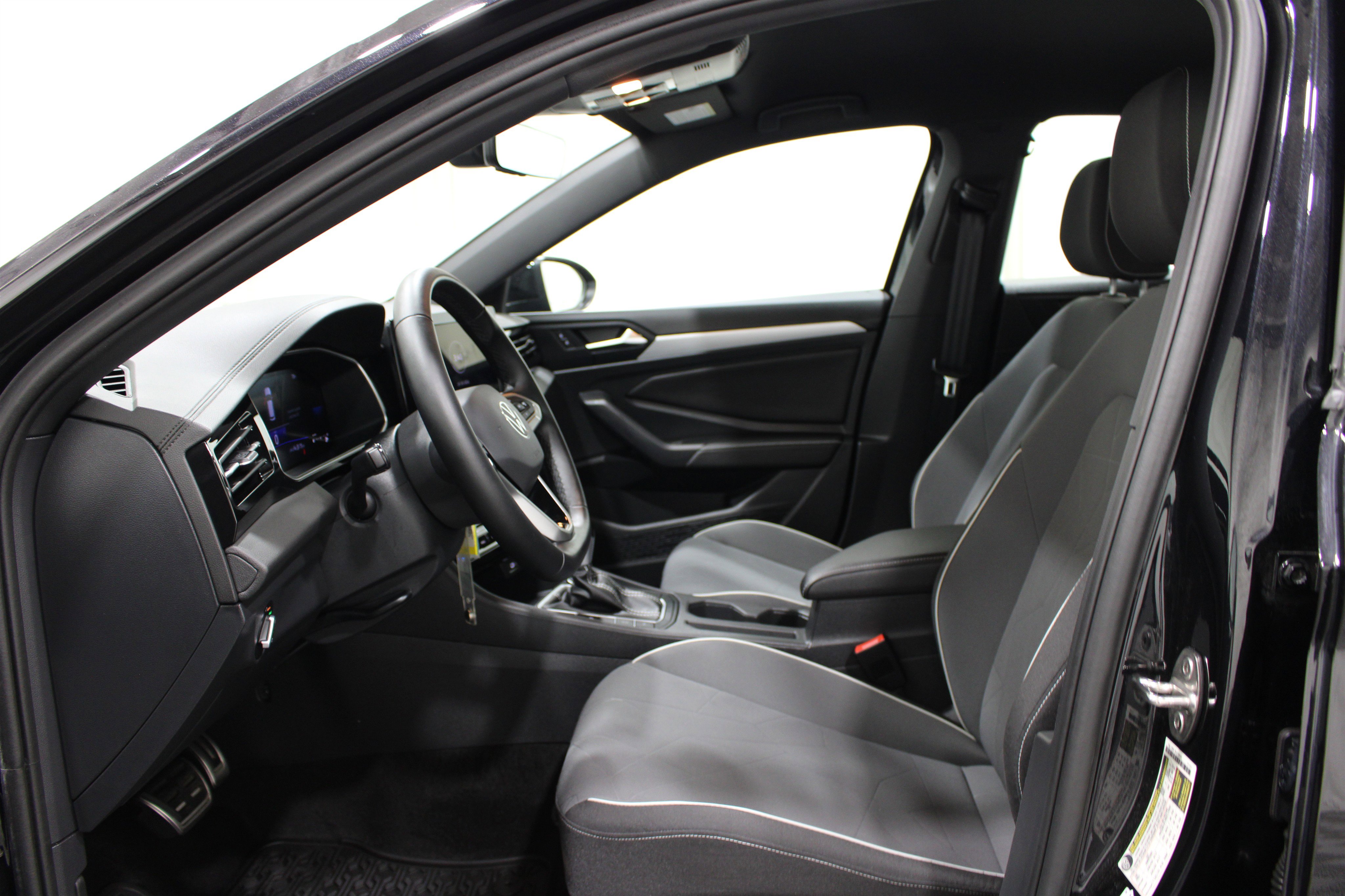 Used 2025 Volkswagen Jetta Sport FWD image 3