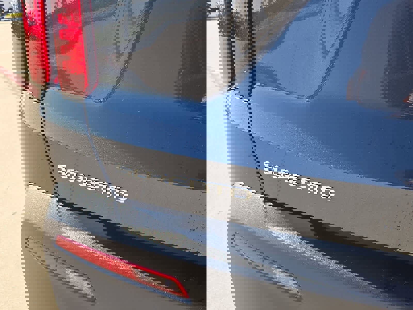 Used 2023 Kia Sorento LX image 11