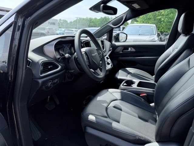 Used 2025 Chrysler Pacifica Select FWD image 21