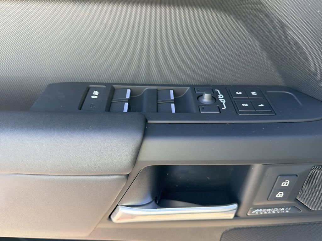 New 2026 Land Rover Defender 110 X-Dynamic SE image 19