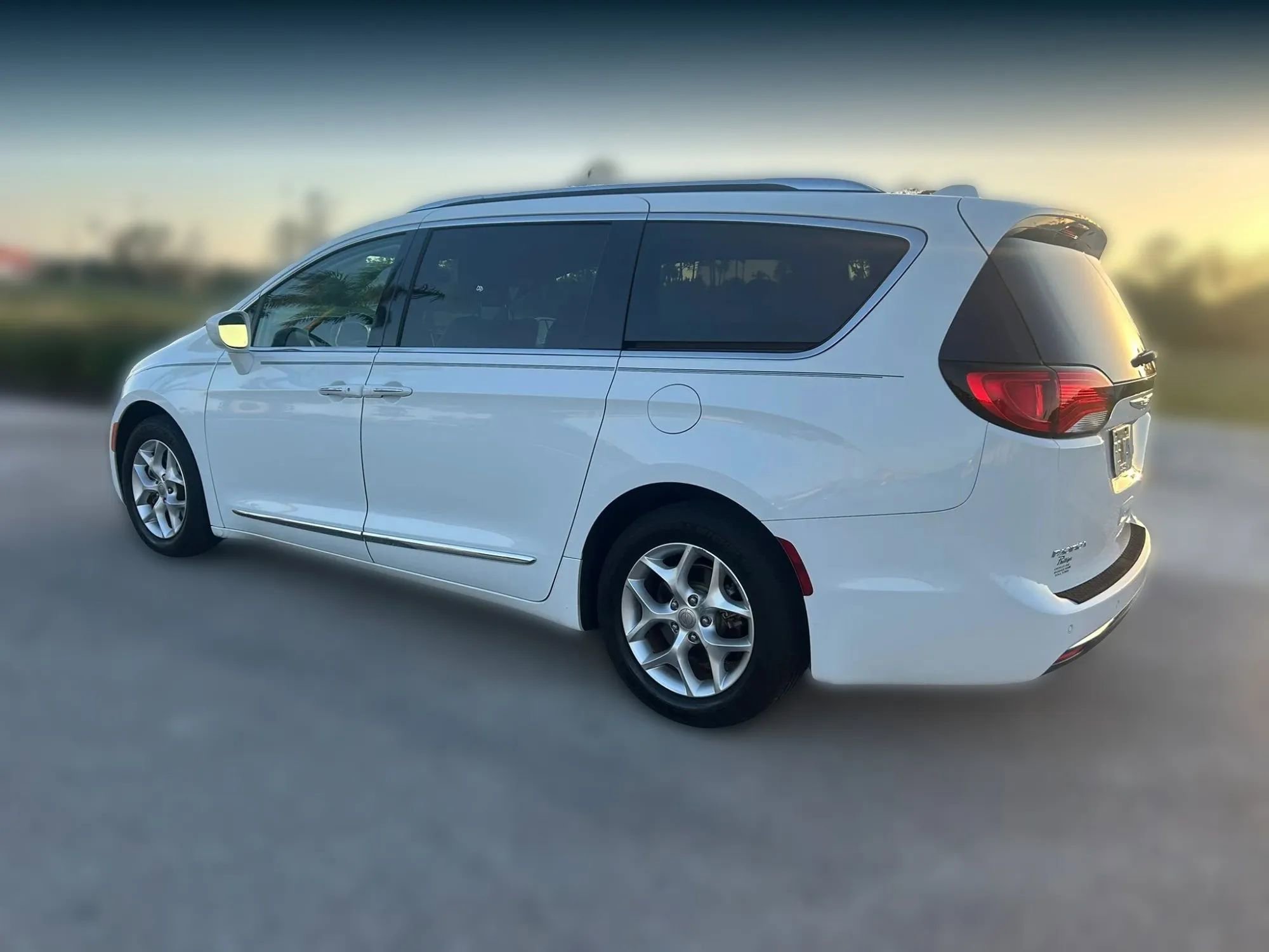 Used 2018 Chrysler Pacifica Touring-L Plus w/ Tire & Wheel Group FWD image 10
