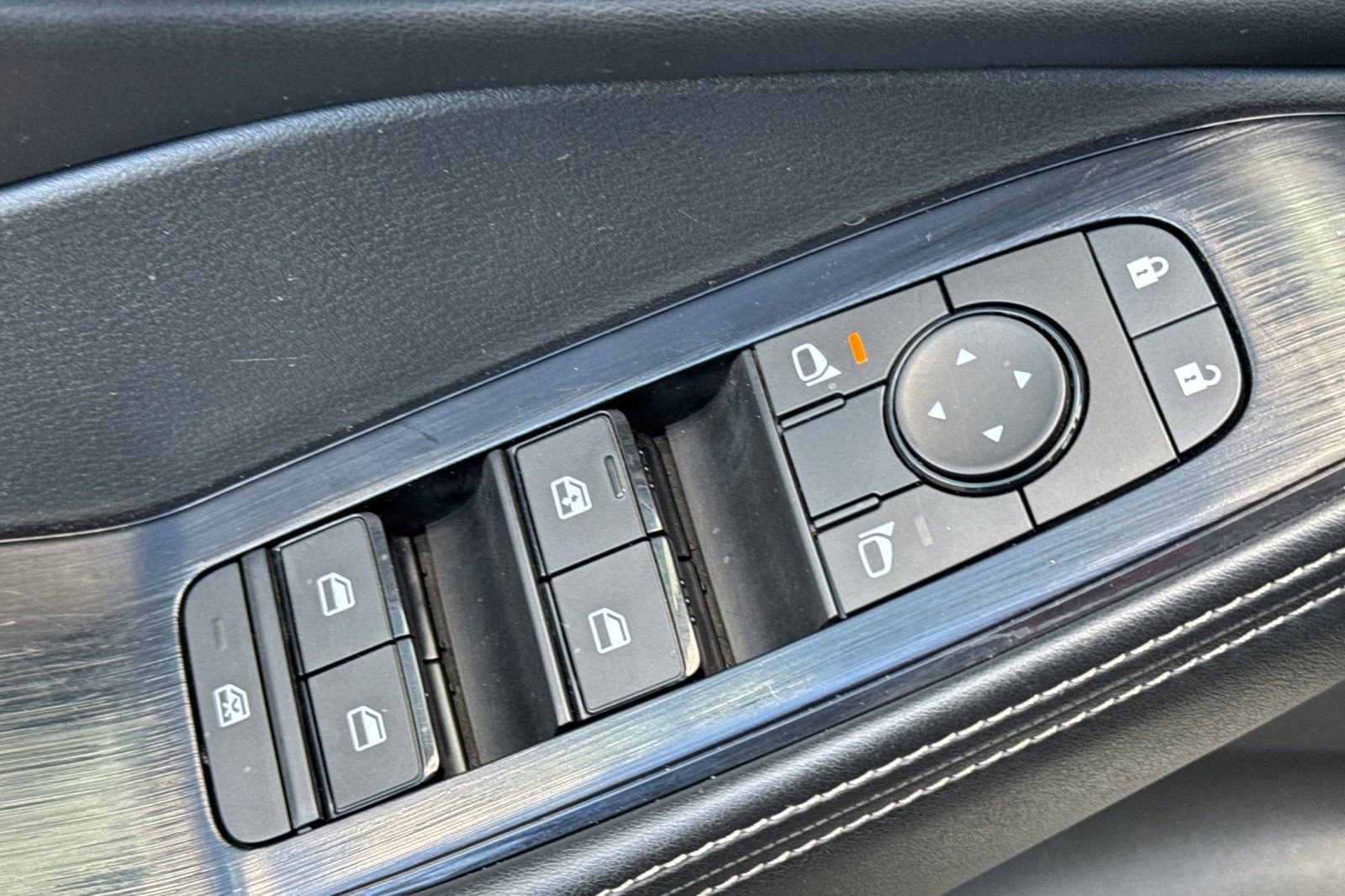 Used 2024 Nissan Rogue SV image 11