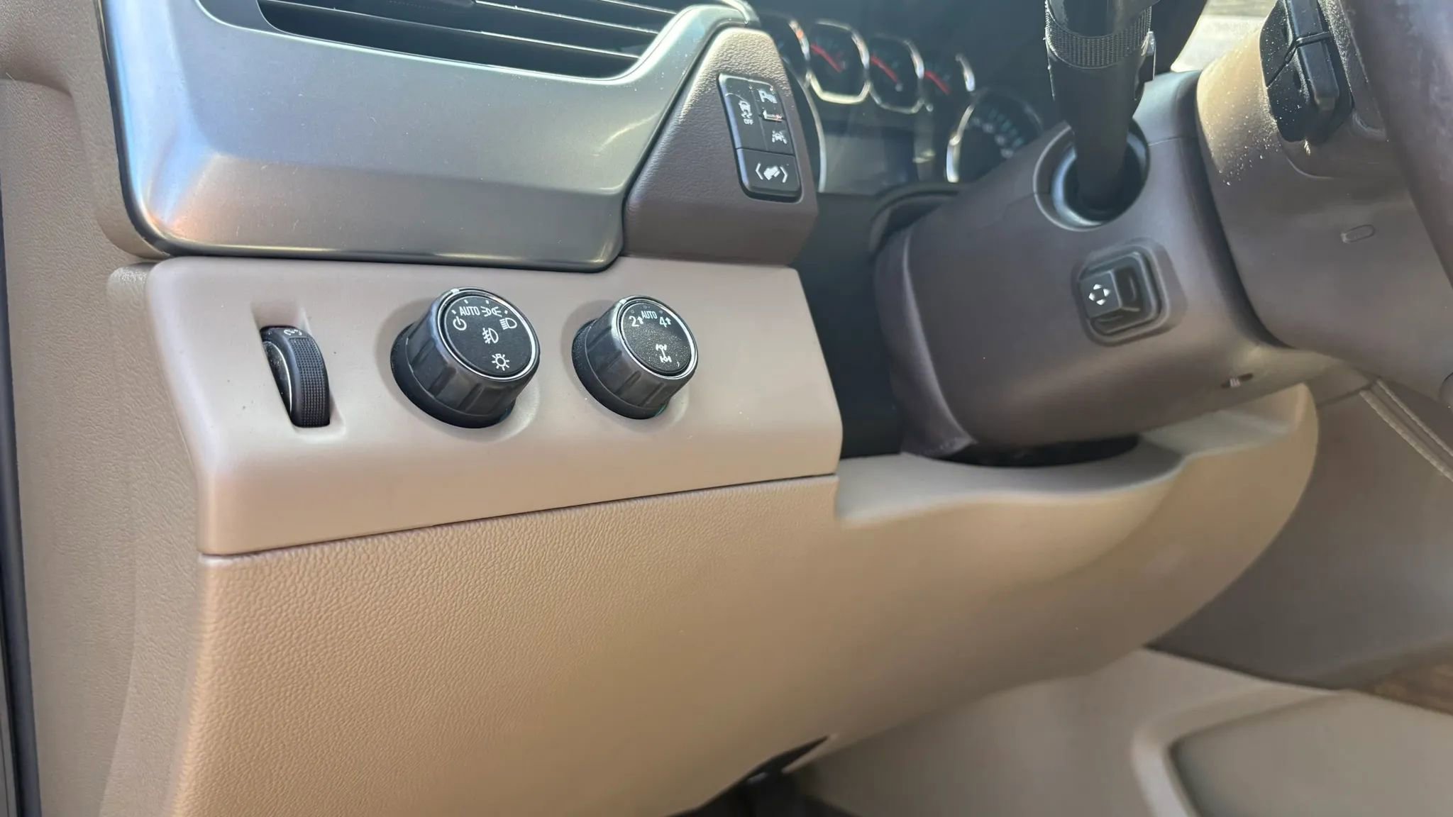 Used 2018 Chevrolet Suburban LT w/ LT Signature Package AWD/4WD image 17