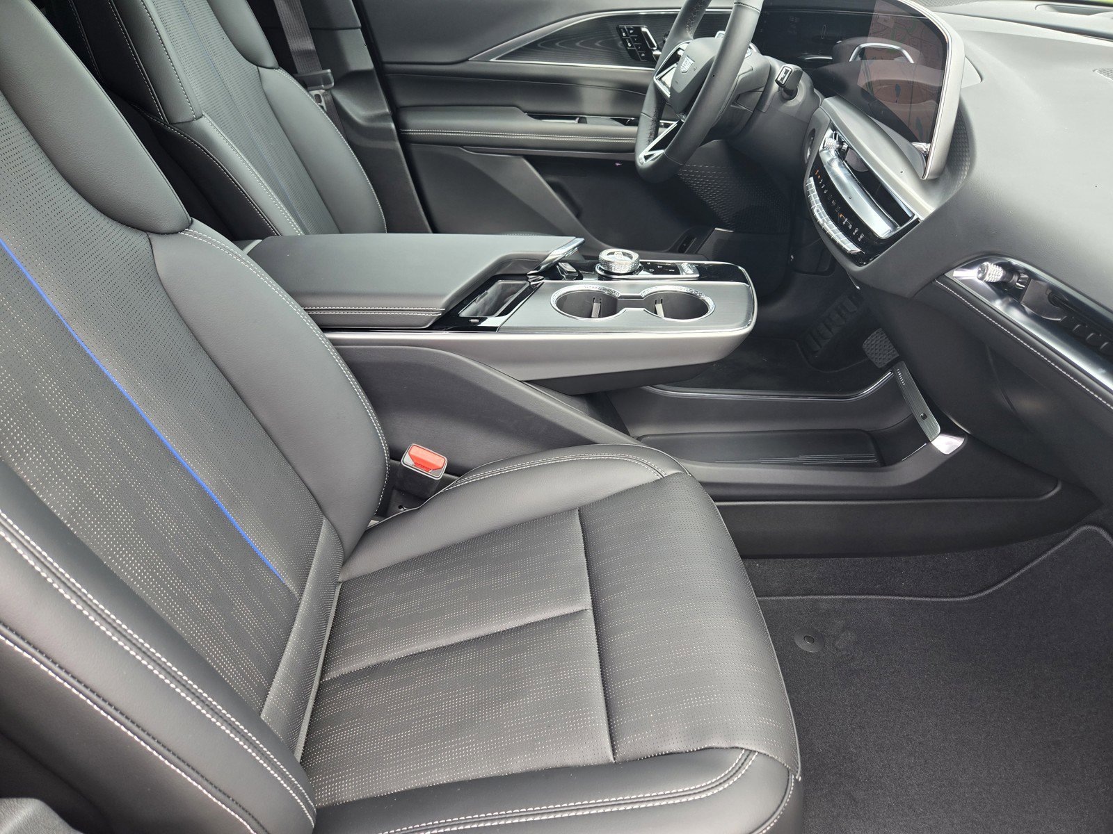 New 2025 Cadillac Lyriq Sport image 10