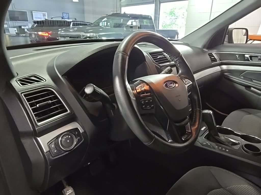 Used 2017 Ford Explorer XLT FWD image 18