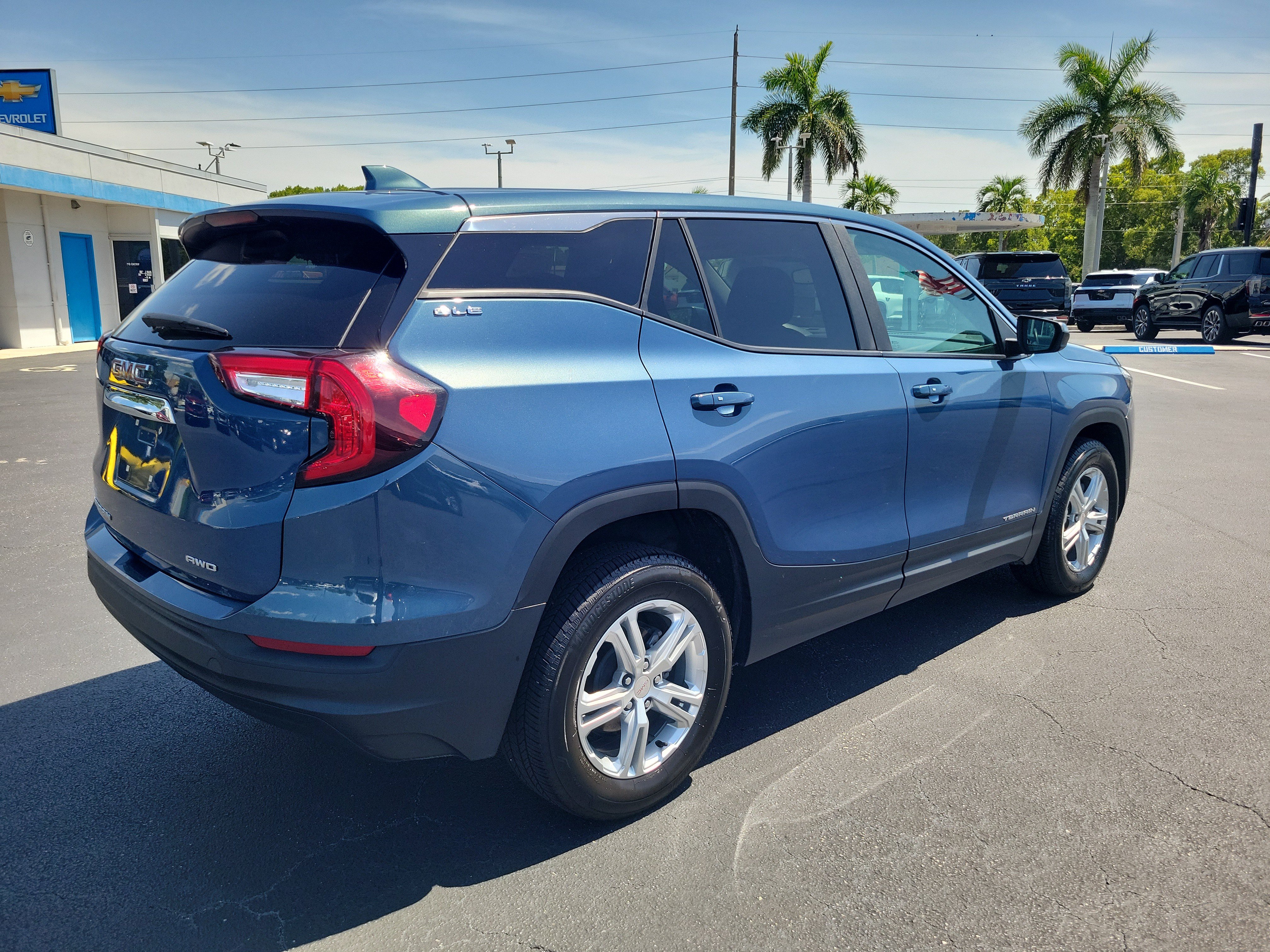 Used 2024 GMC Terrain SLE AWD/4WD image 4