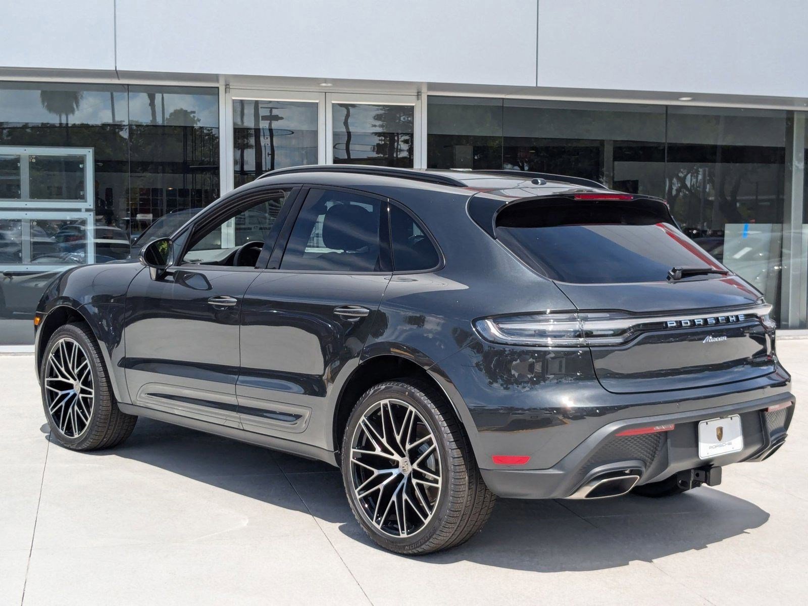 Certified 2025 Porsche Macan image 3
