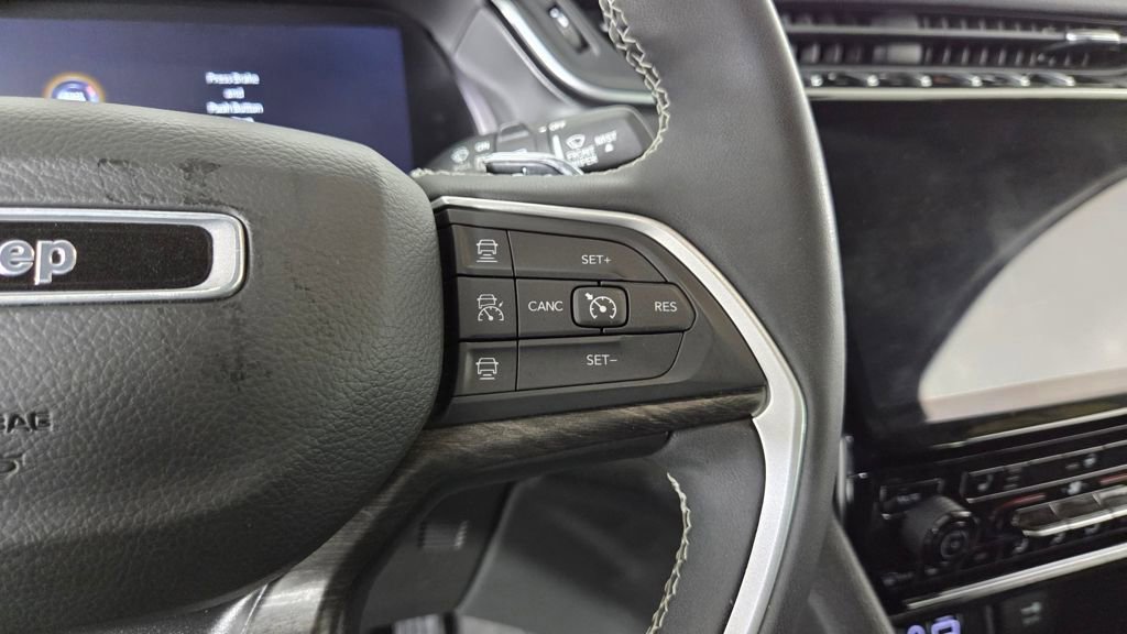 Used 2023 Jeep Grand Cherokee Limited w/ Black Appearance Package image 18