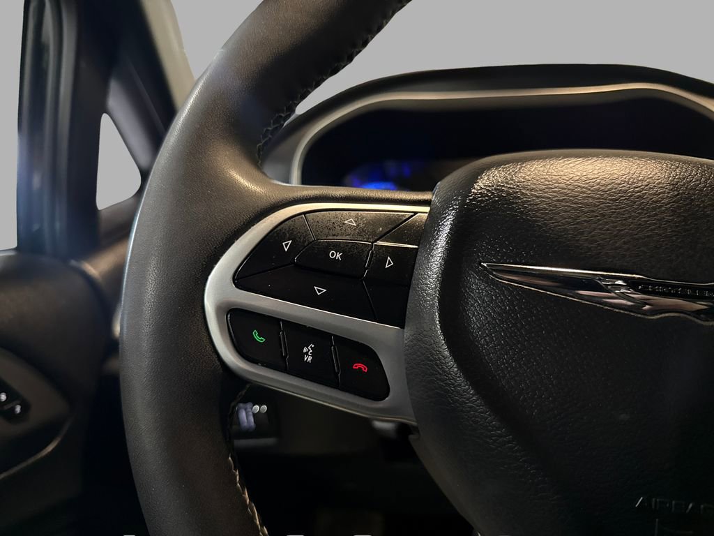 Used 2025 Chrysler Pacifica Select image 15