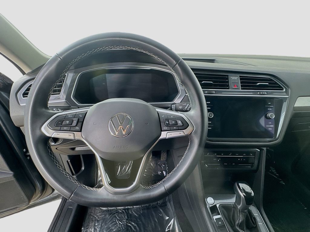 Used 2022 Volkswagen Tiguan SE w/ Panoramic Sunroof Package AWD/4WD image 13