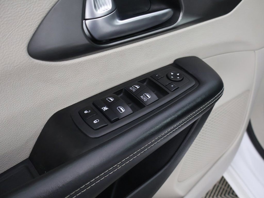Used 2023 Chrysler Pacifica Touring-L image 36