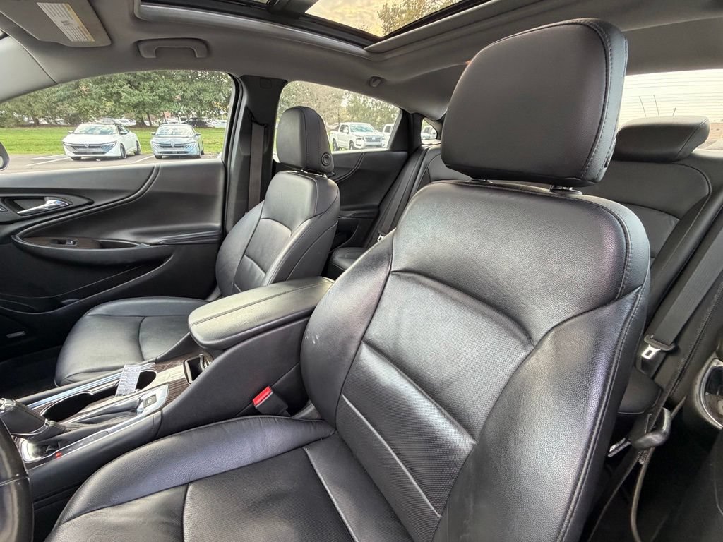 Used 2018 Chevrolet Malibu Premier w/ Premier Sun and Wheel Package FWD image 7