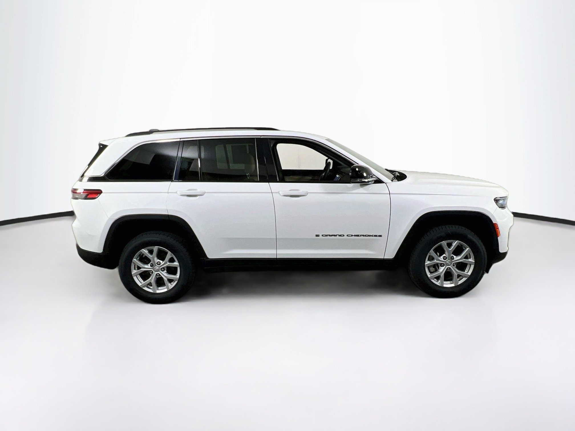Used 2023 Jeep Grand Cherokee Limited AWD/4WD image 4