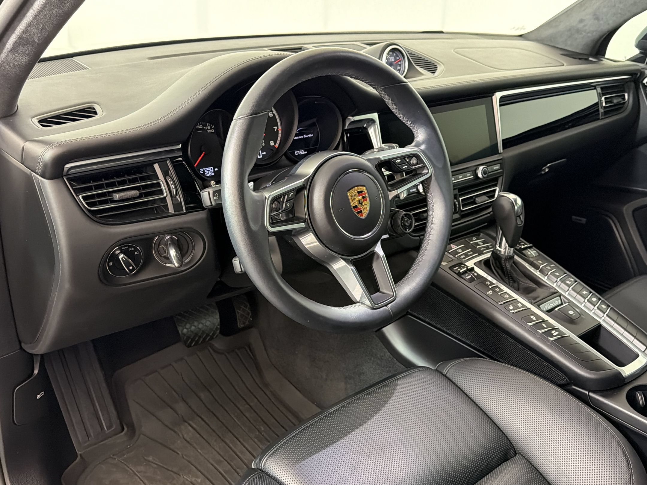 Certified 2020 Porsche Macan Turbo AWD/4WD image 4