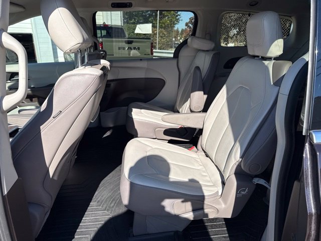 Used 2018 Chrysler Pacifica Touring-L Plus w/ Tire & Wheel Group FWD image 19