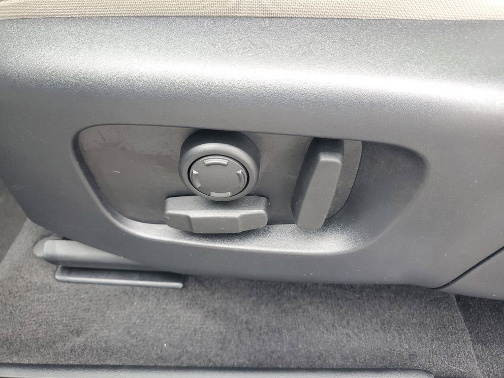 Used 2025 Land Rover Discovery Sport S image 16