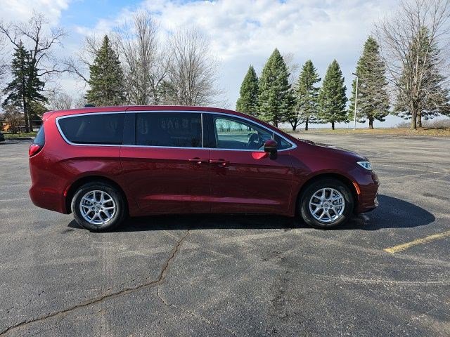 Used 2023 Chrysler Pacifica Touring-L image 7