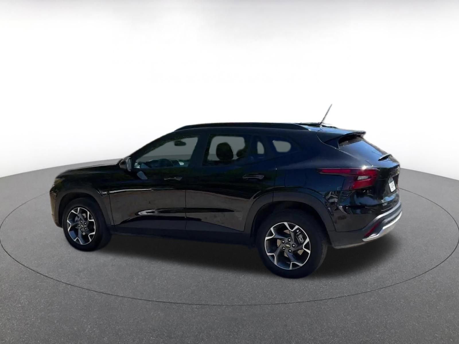 Used 2025 Chevrolet Trax LT w/ LT Convenience Package image 9