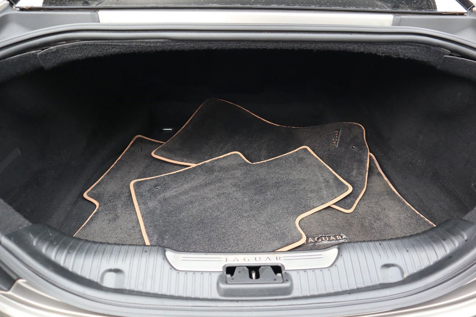 Used 2011 Jaguar XJ L RWD image 13