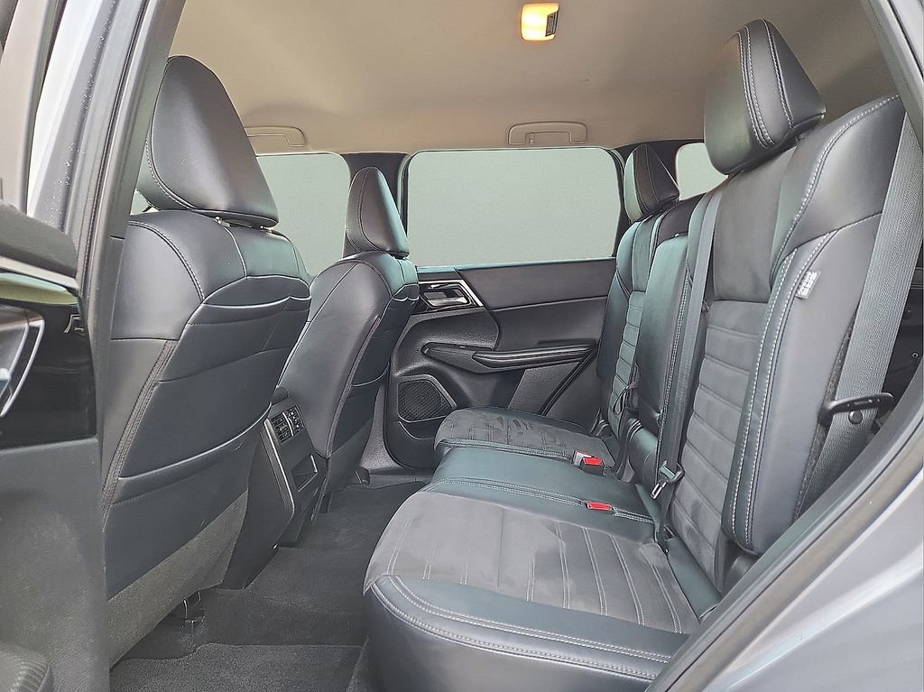 Used 2023 Mitsubishi Outlander SE image 14