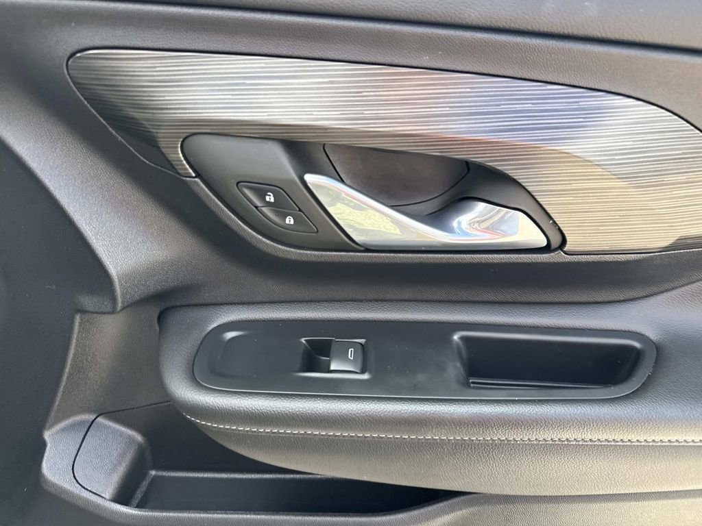 Used 2023 GMC Terrain SLT image 15