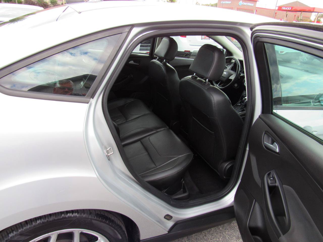 Used 2015 Ford Focus SE w/ Equipment Group 201A FWD image 32