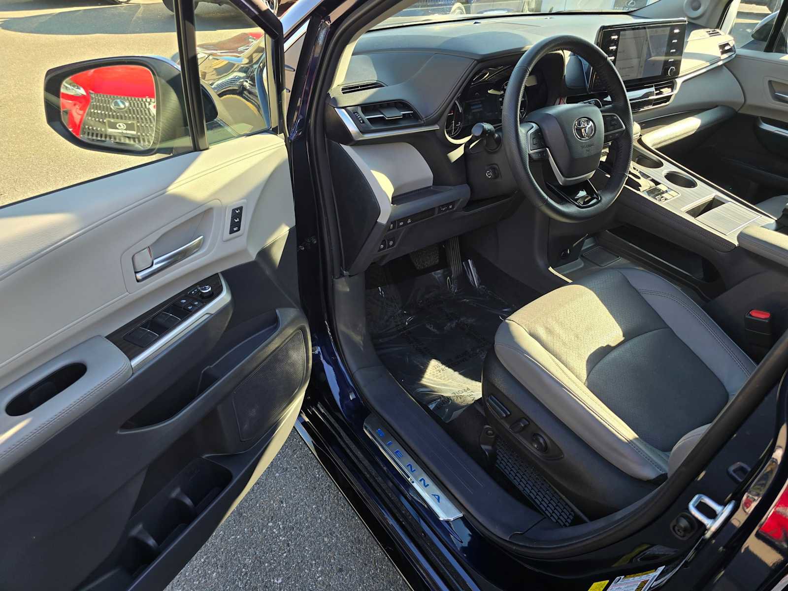 Used 2023 Toyota Sienna Limited image 22