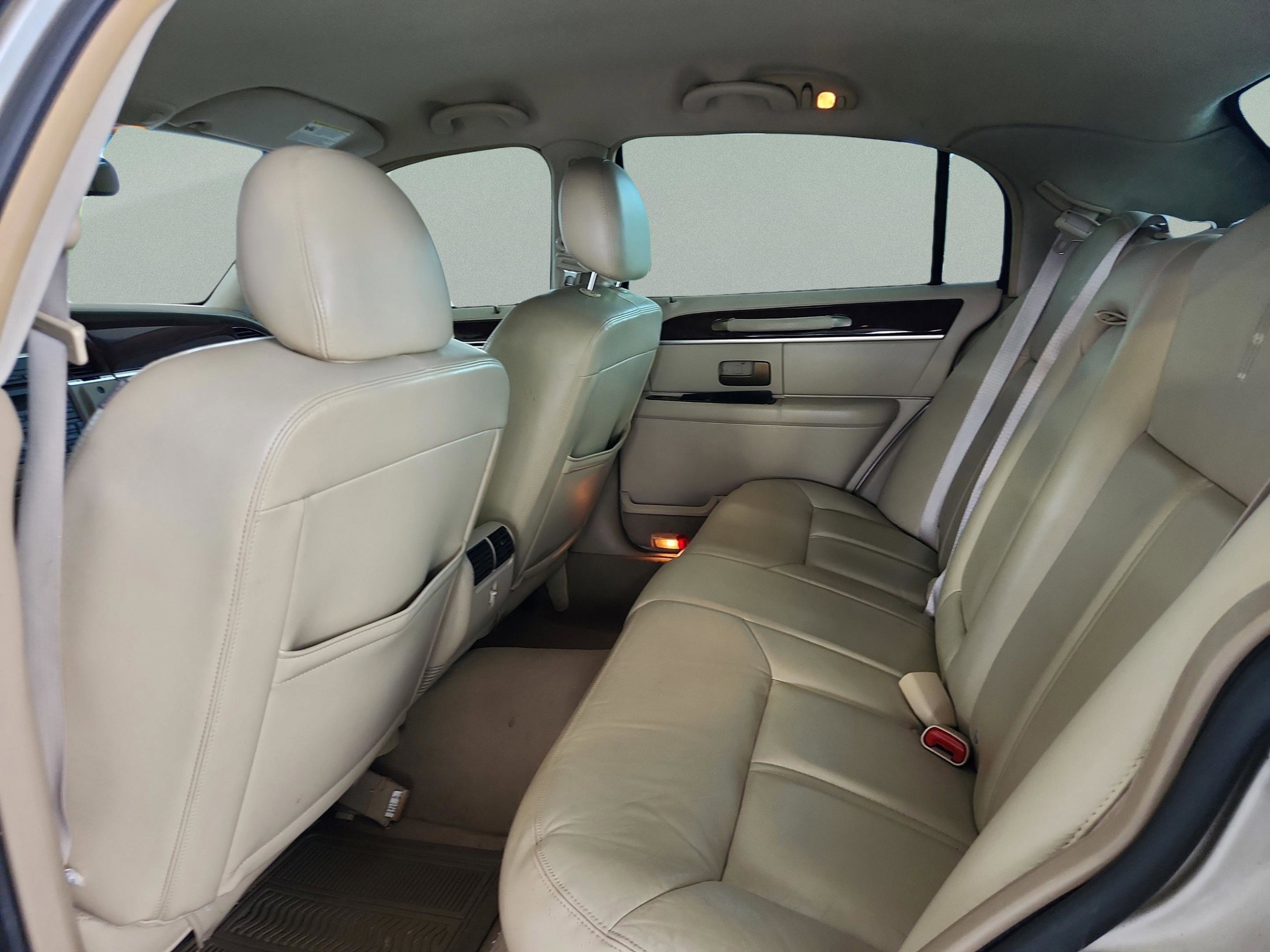 Used 2009 Lincoln Town Car Signature Limited RWD image 17