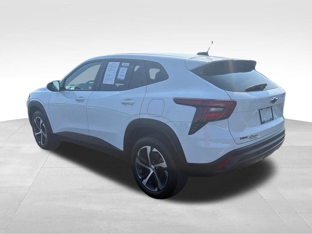 Used 2025 Chevrolet Trax RS w/ Driver Confidence Package FWD image 4
