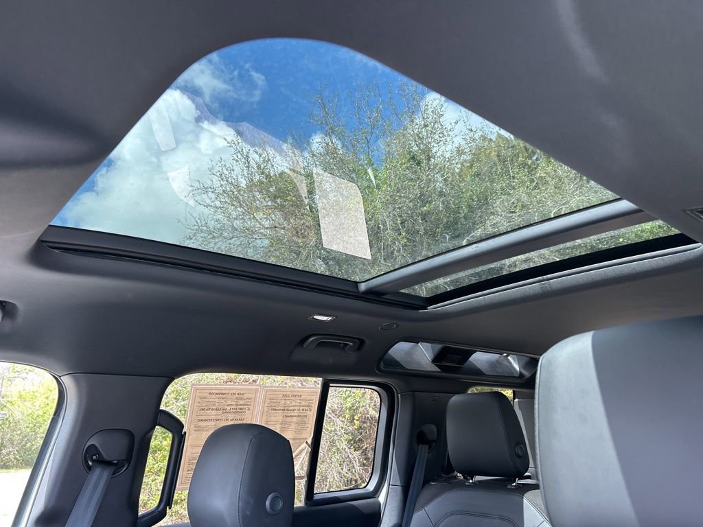 Used 2025 Land Rover Defender 110 S image 22