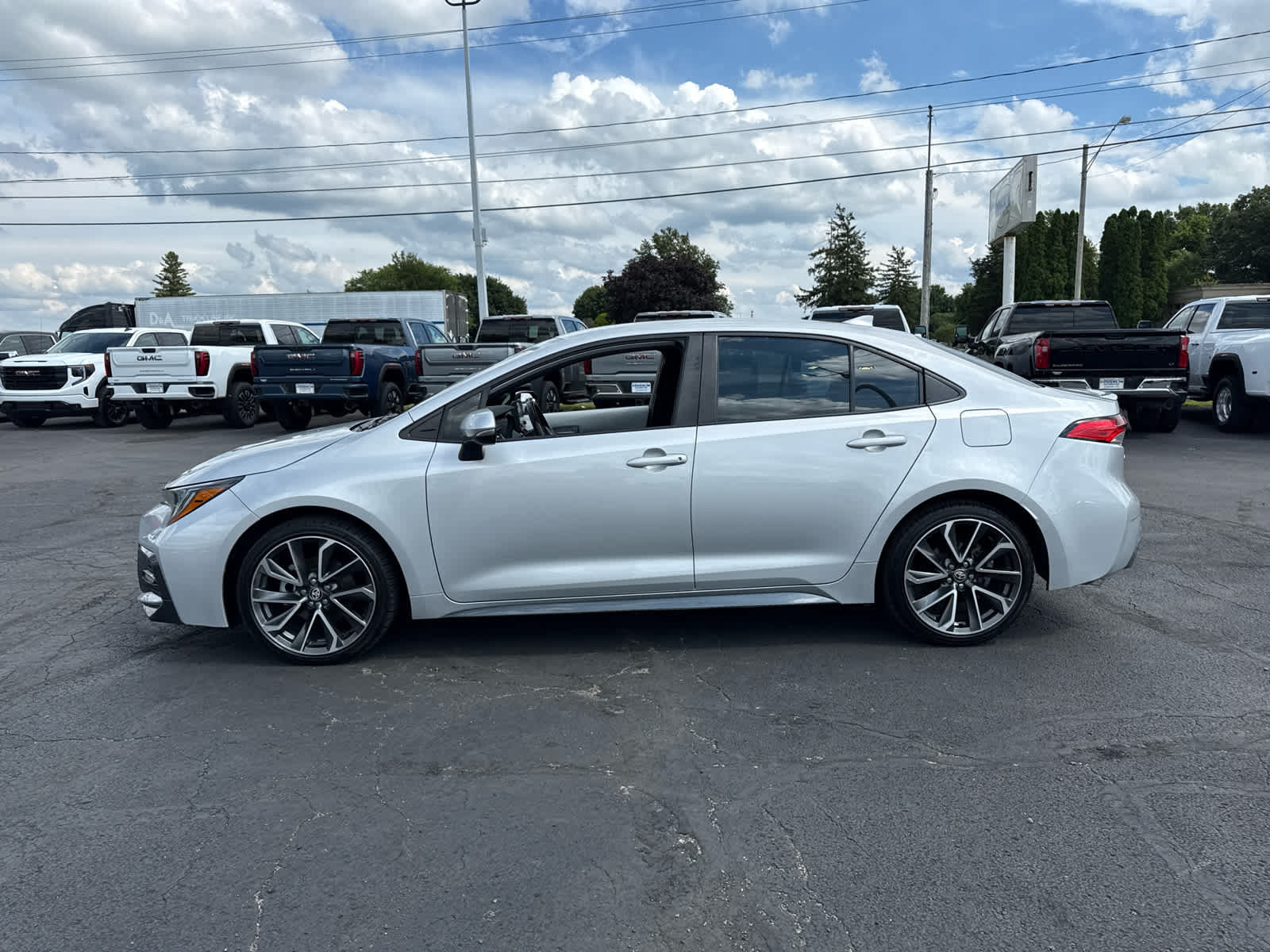 Used 2022 Toyota Corolla SE FWD image 2