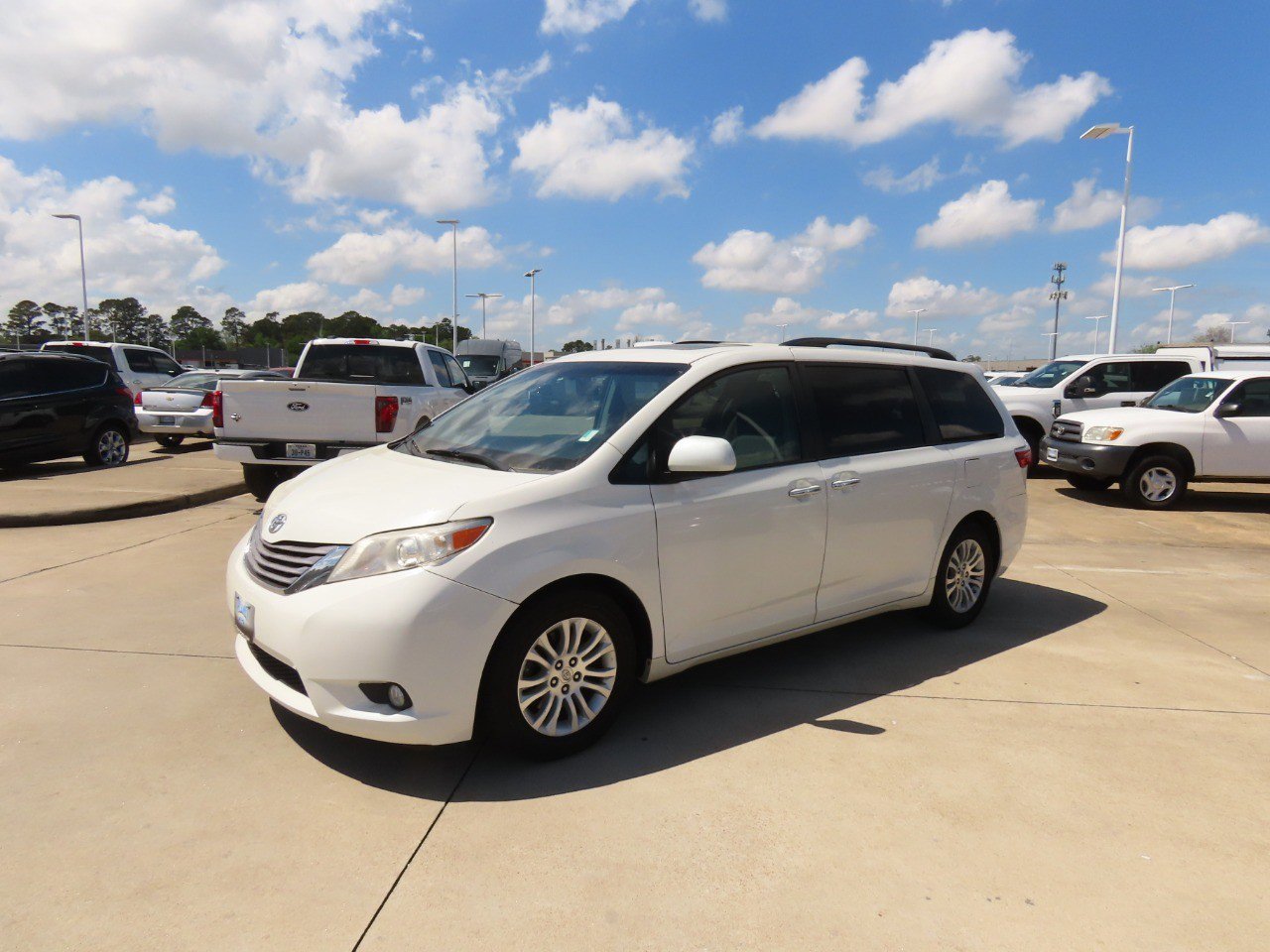 Used 2016 Toyota Sienna XLE FWD image 2