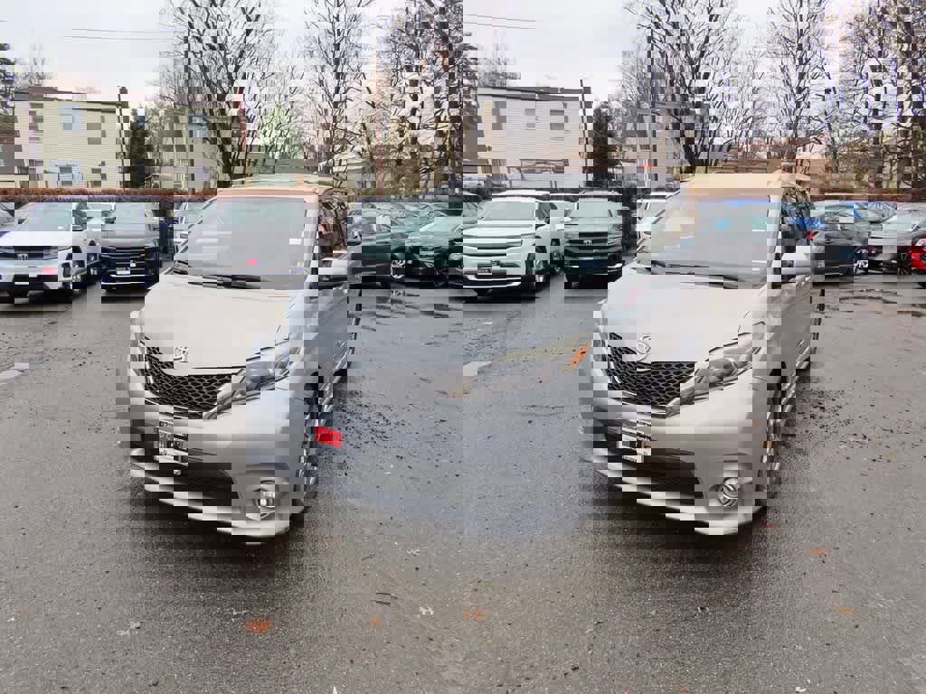 Used 2017 Toyota Sienna SE image 1