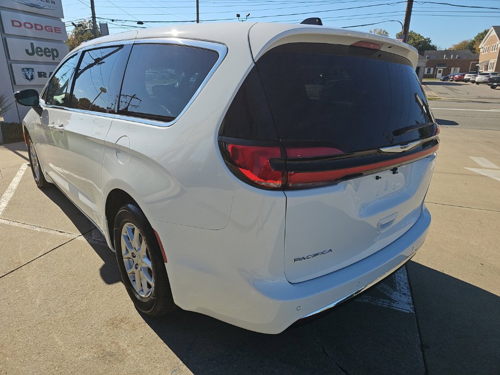 Certified 2026 Chrysler Pacifica Select FWD image 10