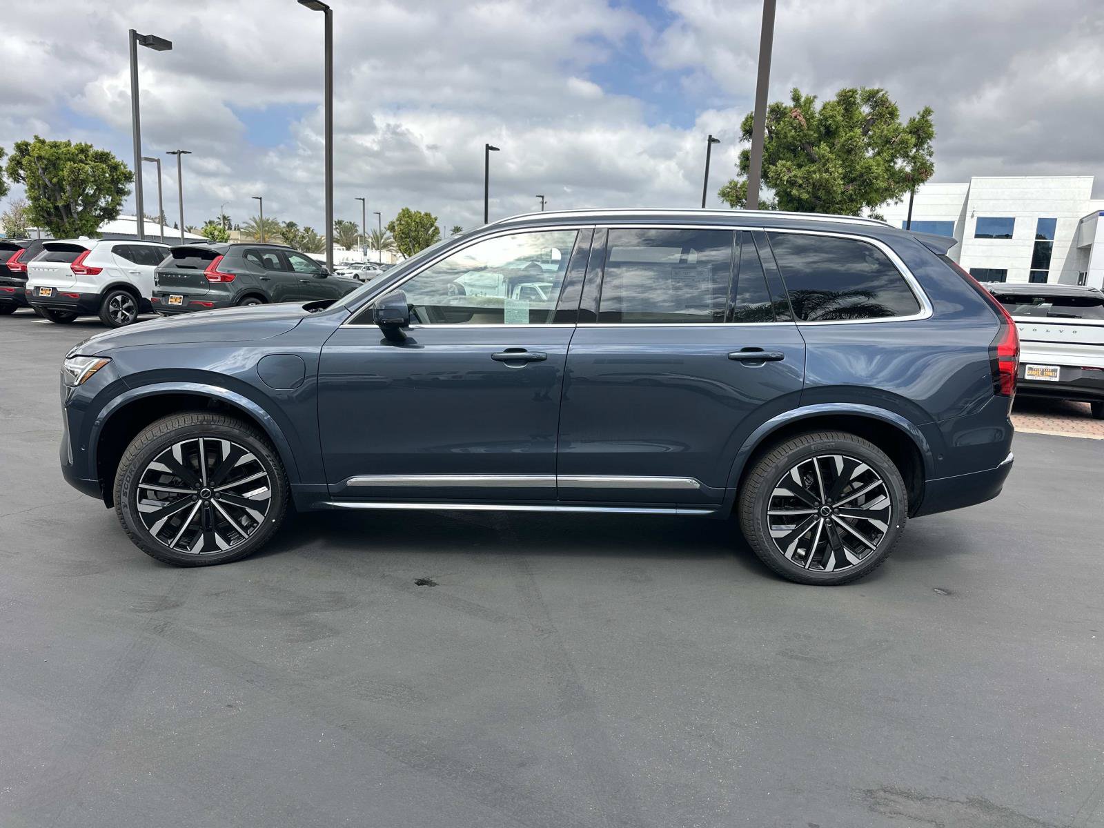 New 2026 Volvo XC90 T8 Plus w/ Protection Package Premier AWD/4WD image 4