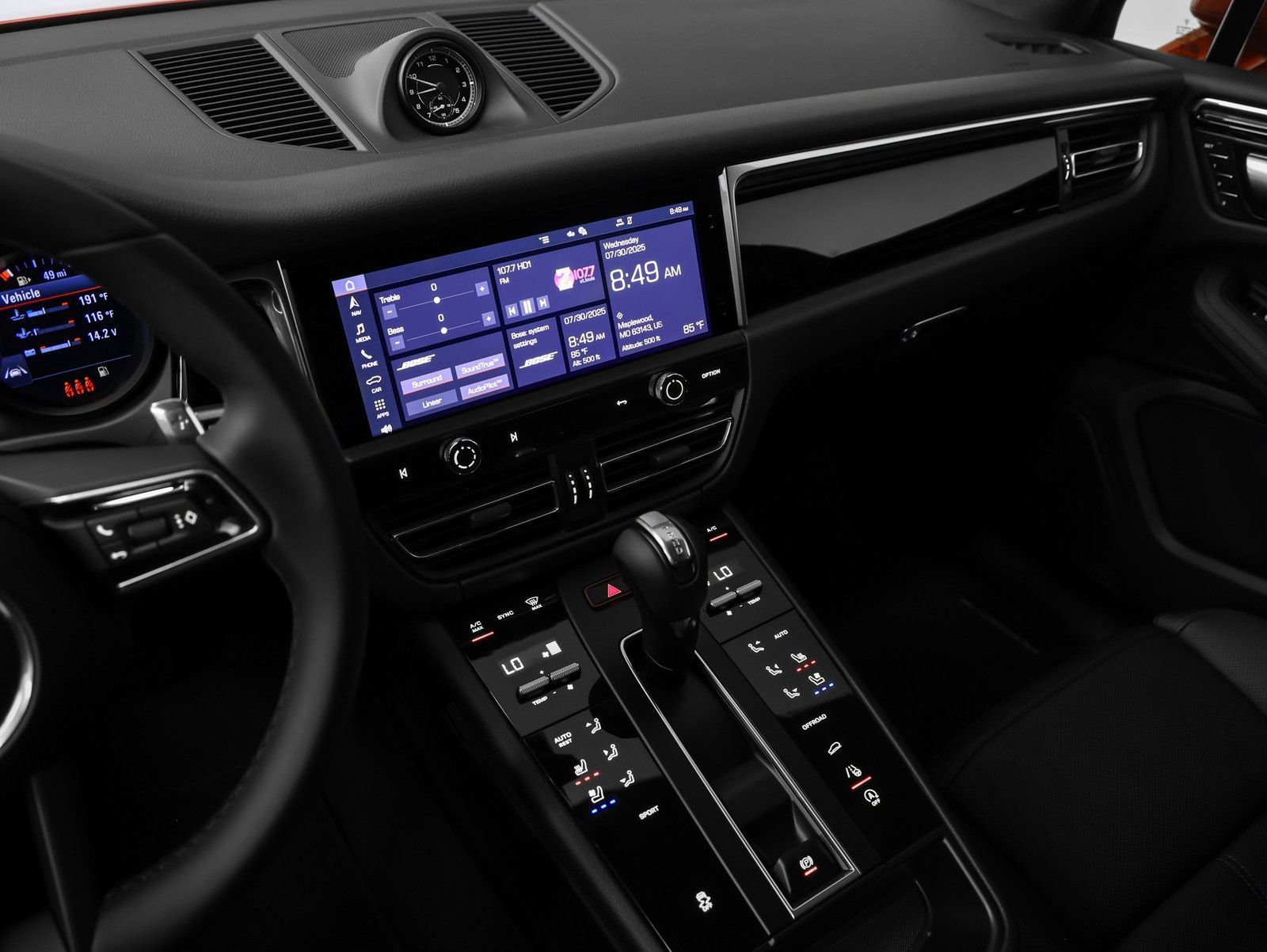 Certified 2025 Porsche Macan AWD/4WD image 26