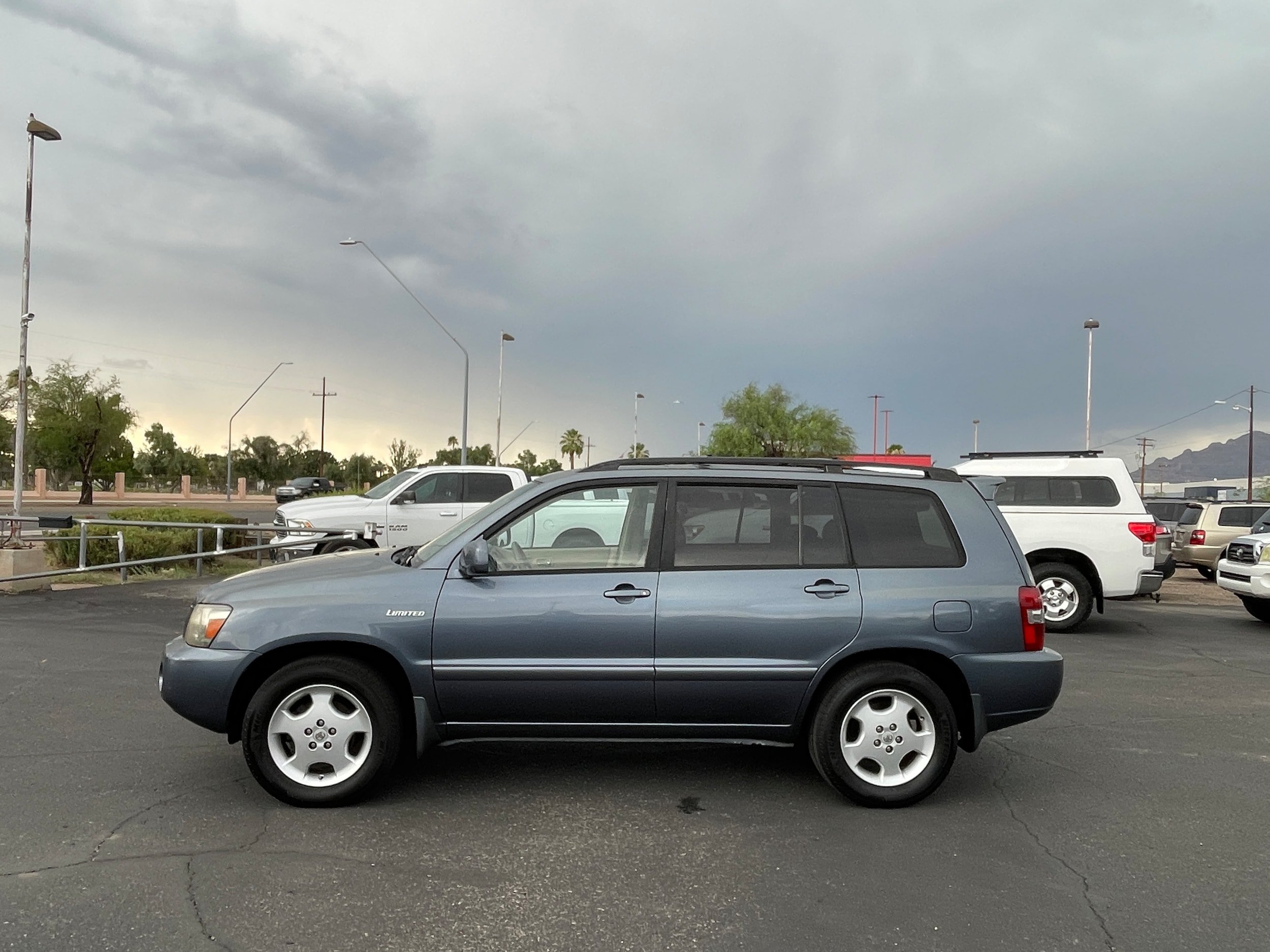 Used 2005 Toyota Highlander 2WD V6 w/ 3rd Row image 2