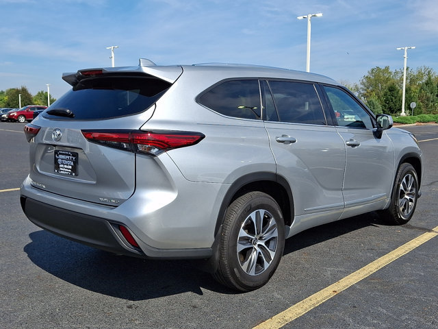 Used 2021 Toyota Highlander XLE AWD/4WD image 6