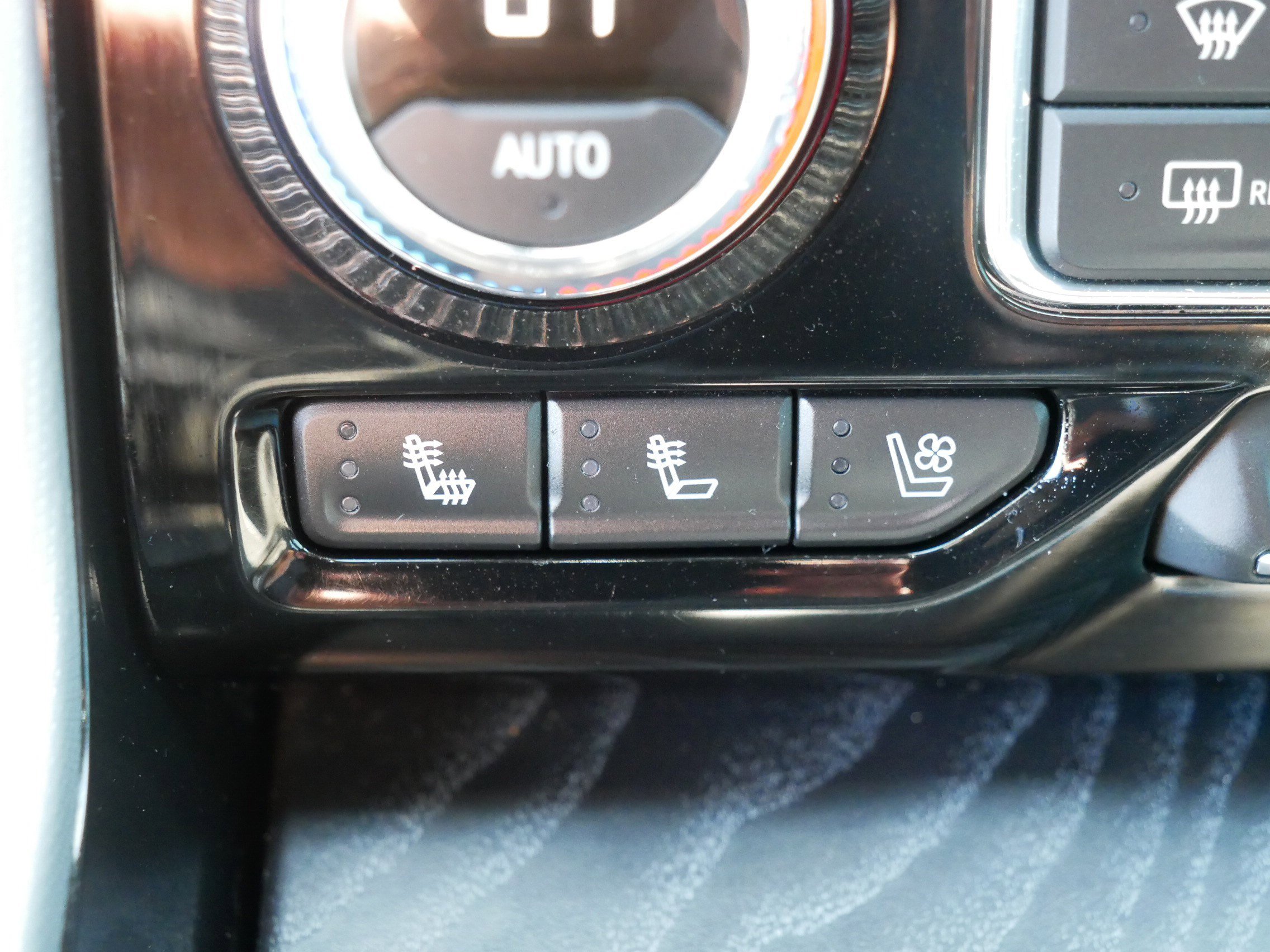 Used 2022 GMC Yukon XL Denali image 31