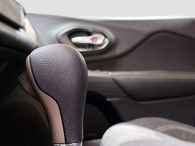 Used 2017 Jeep Cherokee Sport image 16