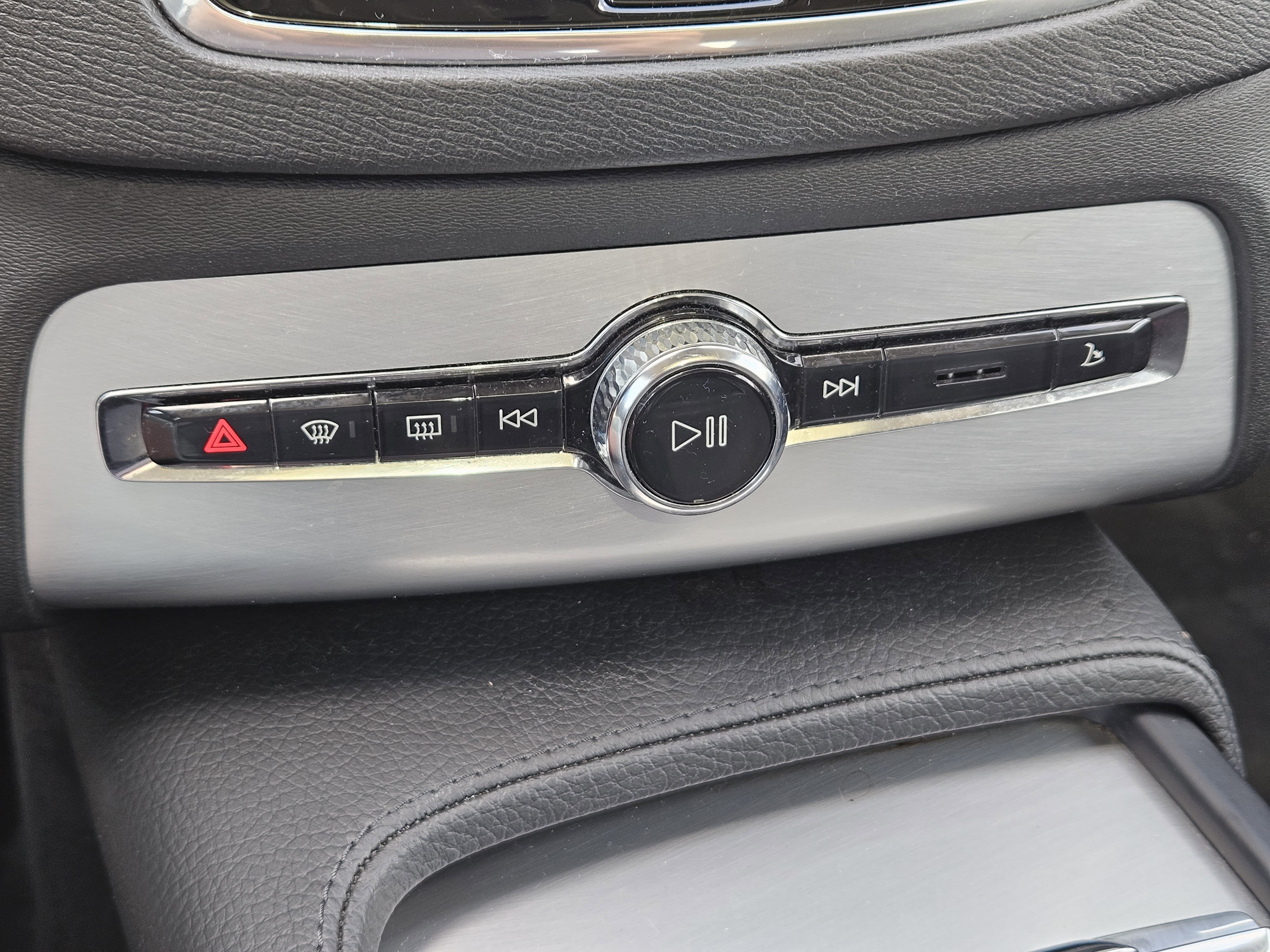 Used 2018 Volvo XC90 T6 Momentum w/ Convenience Package image 28