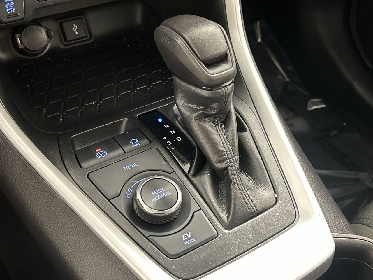 Used 2022 Toyota RAV4 XLE w/ Convenience Package image 16