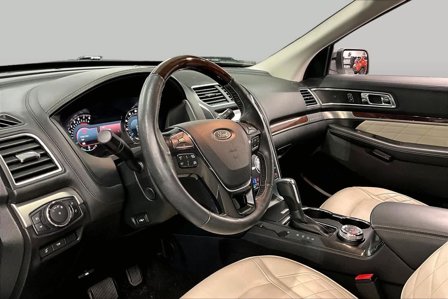 Used 2018 Ford Explorer Platinum AWD/4WD image 17