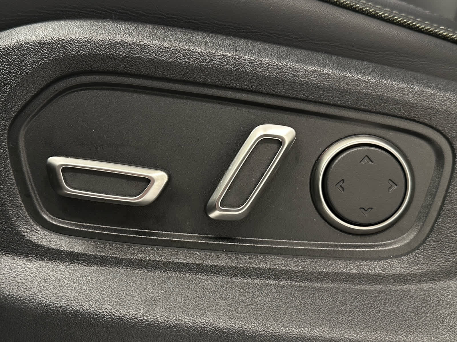 Used 2024 Rivian R1S Adventure image 12