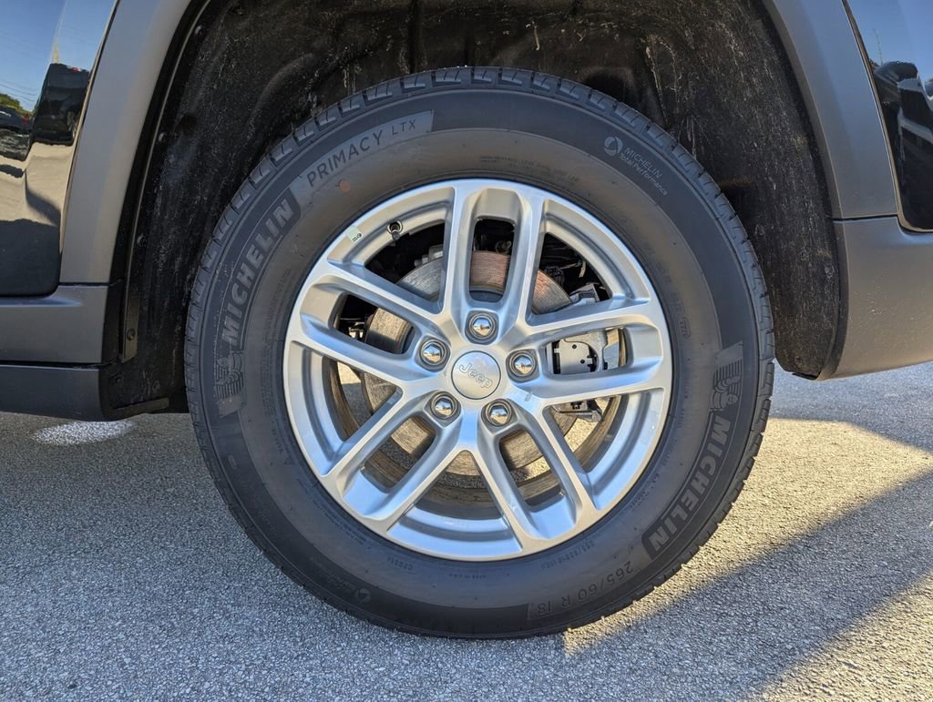 Used 2025 Jeep Grand Cherokee Laredo X w/ Trailer Tow Package image 16