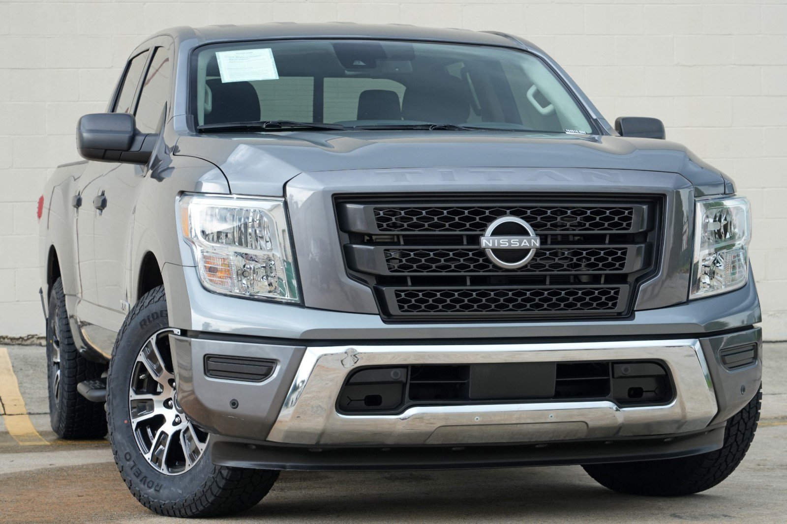 Used 2023 Nissan Titan SV w/ SV Convenience Package RWD image 2