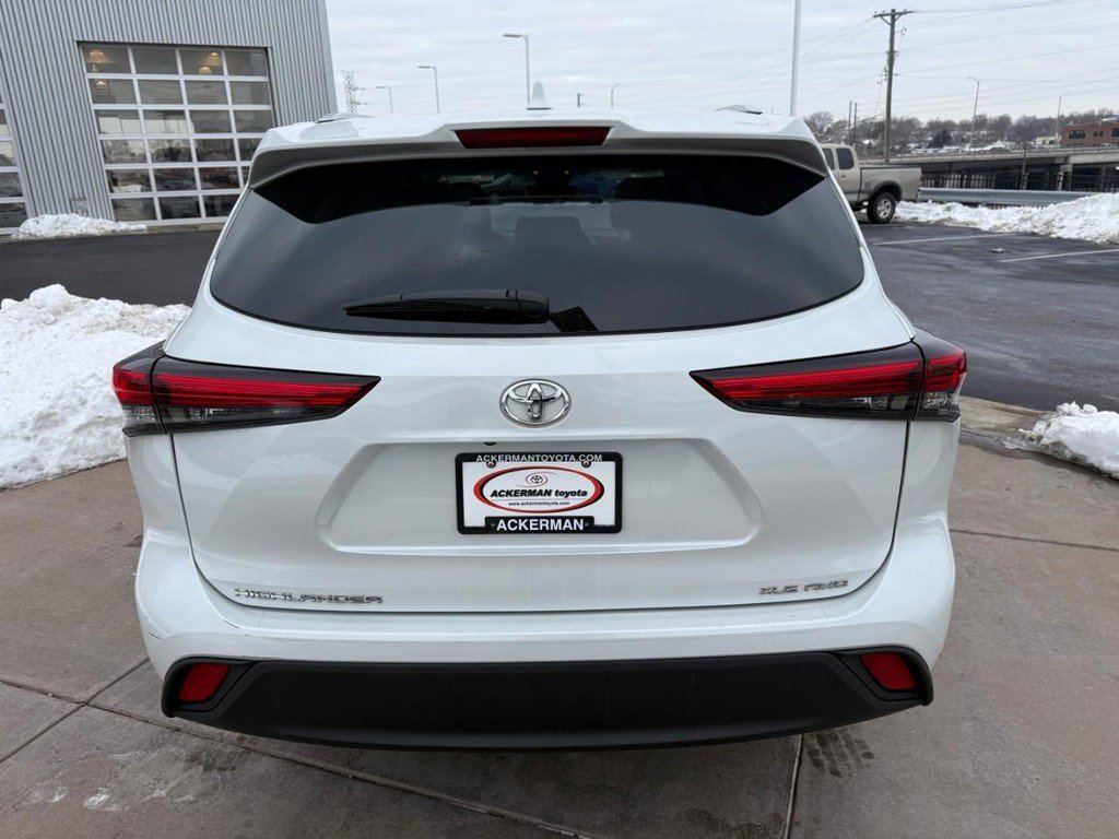 Used 2022 Toyota Highlander XLE image 9