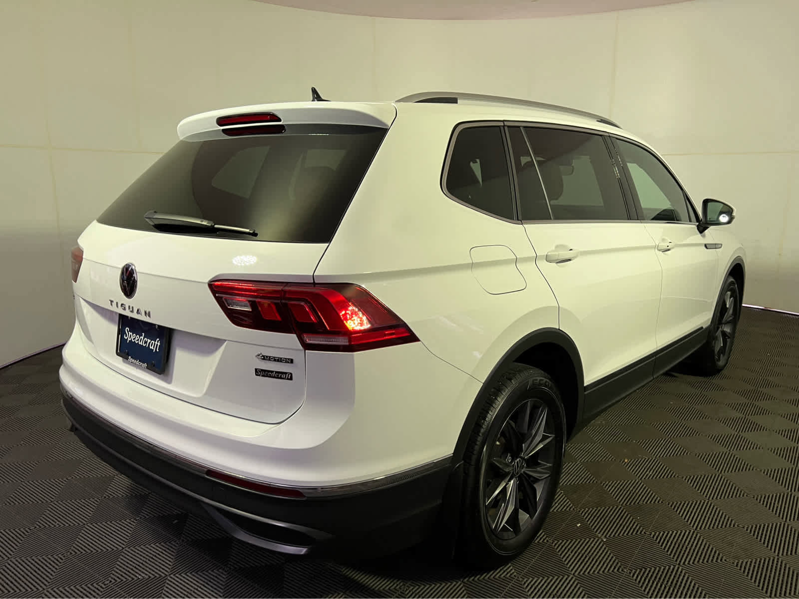 Used 2022 Volkswagen Tiguan SE w/ Panoramic Sunroof Package image 7