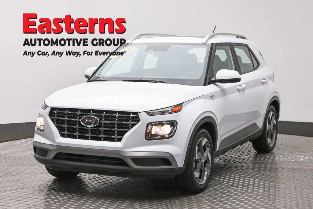 Used 2025 Hyundai Venue SEL FWD image 1