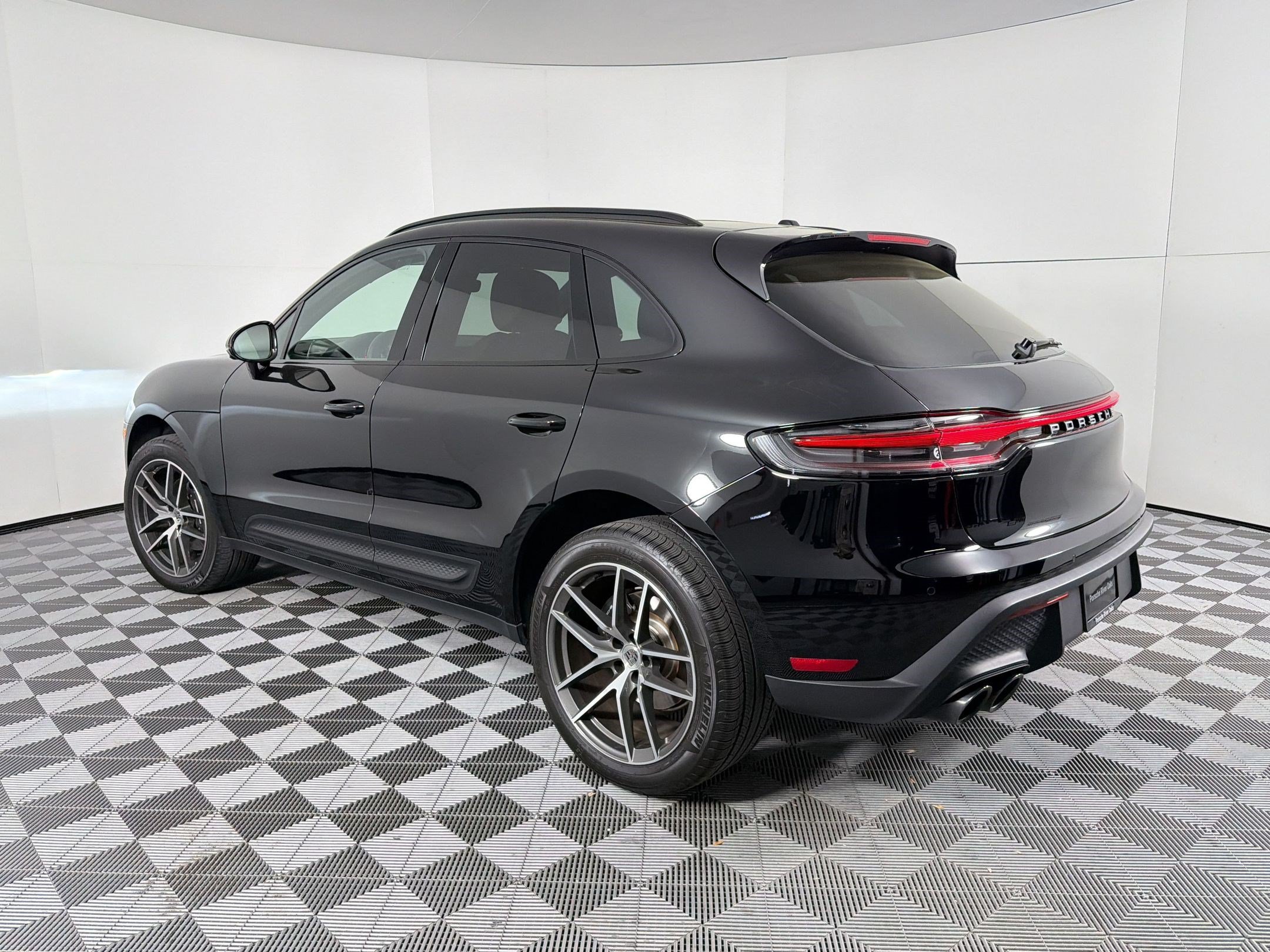 Certified 2026 Porsche Macan AWD/4WD image 3